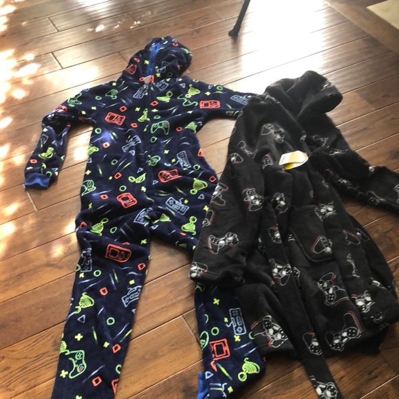 Onesie pajamas and robe both size boys large - Picture 1 of 3